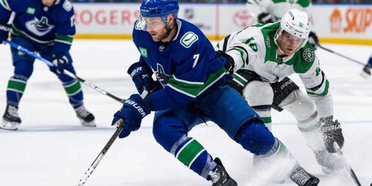 Le gardien des Canucks Carson Soucy sera absent pendant 6 à 8 semaines, Jett Woo rappelé pour le remplacer