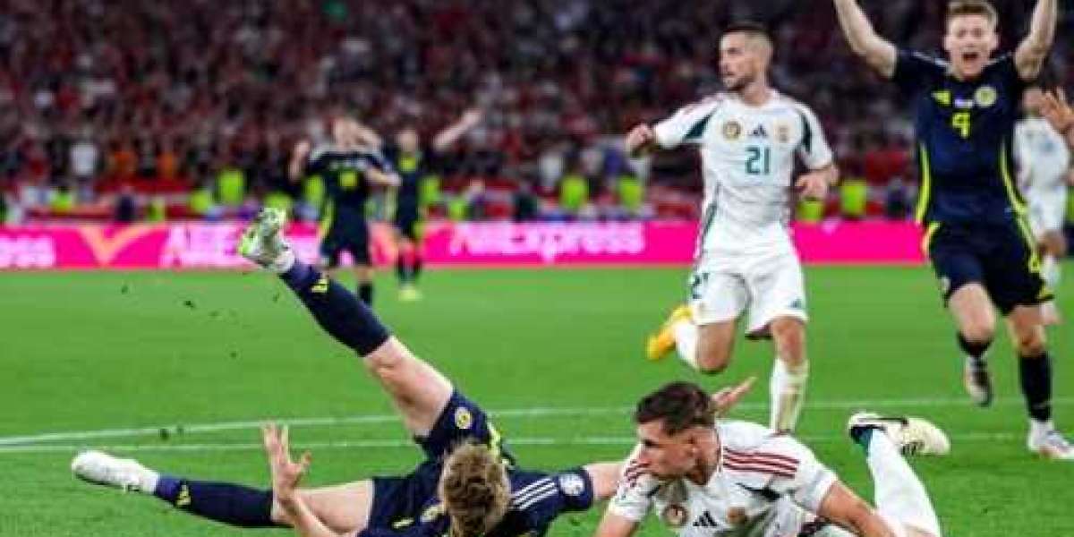 Skotská penalta byla "jen fyzickým kontaktem", říká šéf rozhodčích Uefa